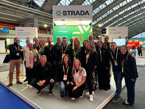 Strada employees at workday rising event posing
